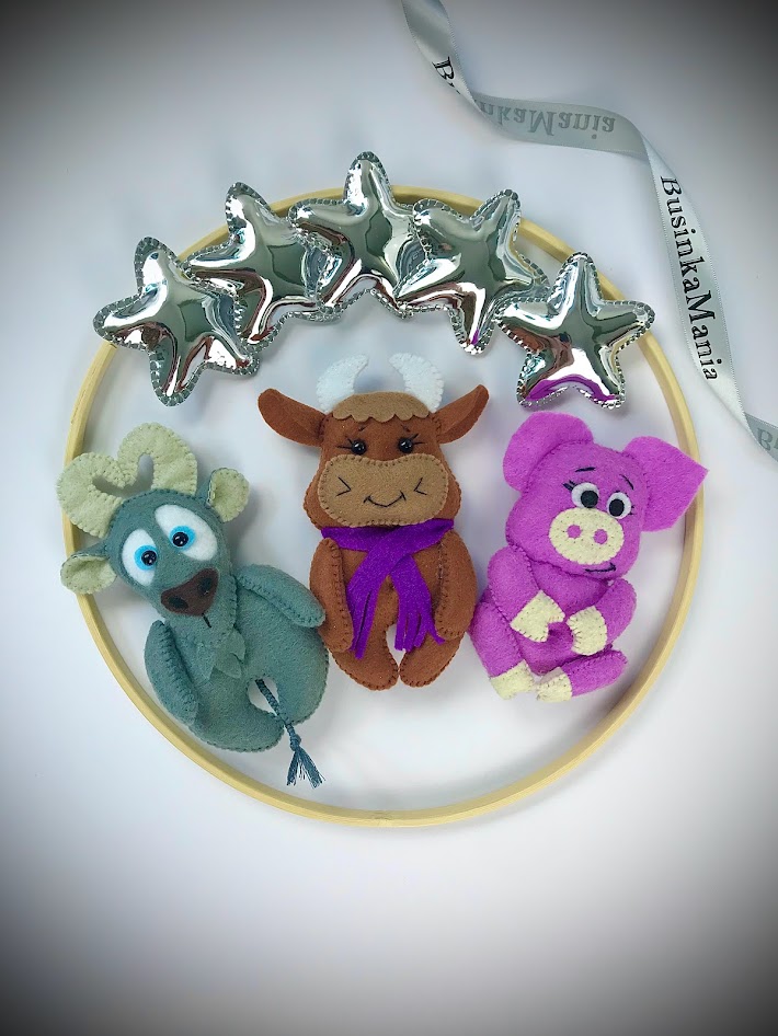 Felt plush ornaments sewn with nearly invisible stitching, demonstrating use of thin fishing line for clean, seamless felt crafting results.